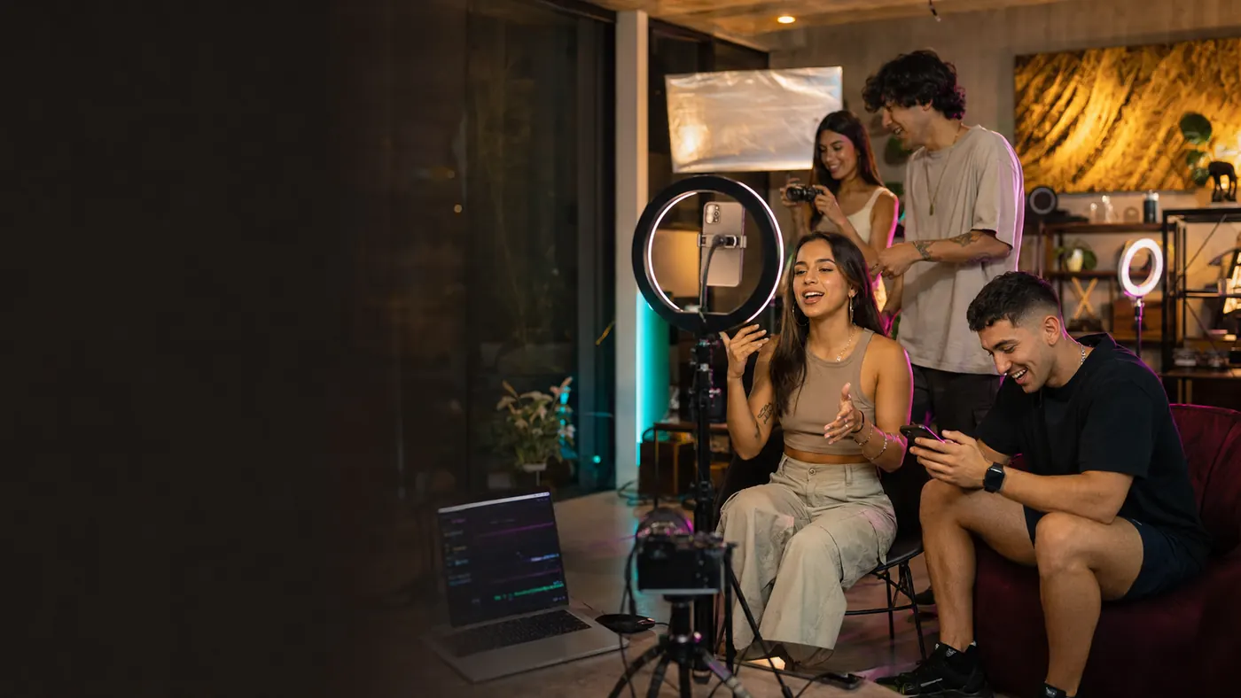 Creadores transmitiendo en vivo desde un estudio de Golden Ink Group